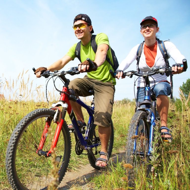 Radfahrer auf einer Wiese